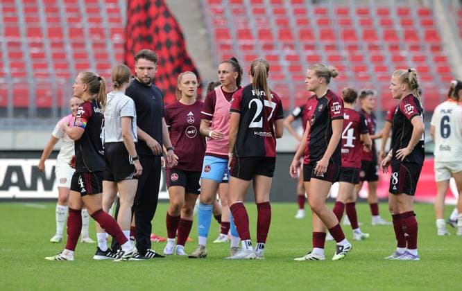 21.09.2025 - Fussball - Saison 2025 2026 - 1. Google Pixel Frauen Bundesliga - 03. Spieltag: 1. FC Nürnberg FCN ( Club Clubfrauen ) - Bayer 04 Leverkusen - Sportfoto Zink DaMa - xdaxma - Mannschaft Team des FCN enttäuscht Enttäuschung nach Spielende