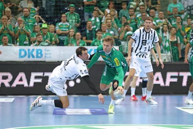 Handball DAIKIN HBL: SC DHfK Leipzig vs. THW Kiel; 21.09.2025 Franz Semper (32, SC DHfK Leipzig) sichert den Ball gegen Domagoj Duvnjak (4, THW Kiel). Handball, DAIKIN HBL, 1. Bundesliga, Saison 2025 2026, 5. Spieltag: SC DHfK Leipzig vs. THW Kiel am 21.09.2025 in der Quarterback Immobilien Arena Leipzig. Copyright: xBEAUTIFULxSPORTS JanxKaeferx