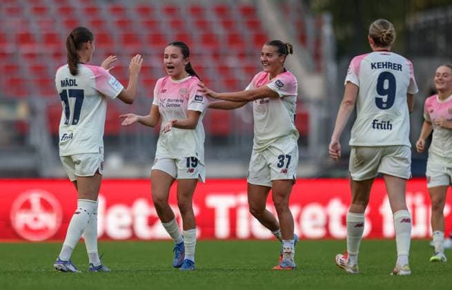 DEU, Nürnberg, FC Nürnberg vs Bayer Leverkusen, Google Pixel Bundesliga, DFB, Saison 2526, Max-Morlock-Stadion, 3. Spieltag, im Bild: Jubel, 0:1 durch Loreen Bender (Bayer Leverkusen 19), Sieg für Leverkusen gegen Nürnberg, Freude bei Carlotta Wamser (Bayer Leverkusen 37) DFB DFL REGULATIONS PROHIBIT ANY USE OF PHOTOGRAPHS AS IMAGE SEQUENCES AND OR QUASI-VIDEO, 21.09.2025, Copyright: HMBxMedia HendrikxHamelau