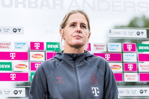 Google Pixel Frauen-Bundesliga, 1. FC Köln - VfL Wolfsburg; 21.09.2025 Britta Carlson (Trainerin 1. FC Köln) im Magenta Interview Google Pixel Frauen-Bundesliga, 1. FC Köln - VfL Wolfsburg Köln, Franz-Kremer-Stadion am 21.09.2025 DFB REGULATIONS PROHIBIT ANY USE OF PHOTOGRAPHS AS IMAGE SEQUENCES AND OR QUASI-VIDEO. Copyright: xBEAUTIFULxSPORTS Wunderlx