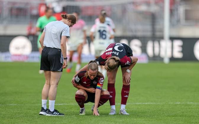 DEU, Nürnberg, FC Nürnberg vs Bayer Leverkusen, Google Pixel Bundesliga, DFB, Saison 2526, Max-Morlock-Stadion, 3. Spieltag, im Bild: Enttäuschung bei Luisa Guttenberger (Nürnberg 4) und Beatrix FördÅ‘s (Nürnberg 27) nach der Niederlage gegen Leverkusen DFB DFL REGULATIONS PROHIBIT ANY USE OF PHOTOGRAPHS AS IMAGE SEQUENCES AND OR QUASI-VIDEO, 21.09.2025, Copyright: HMBxMedia HendrikxHamelau