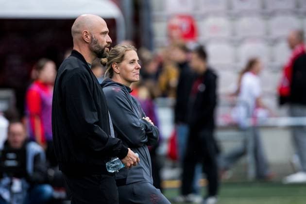 Google Pixel Frauen-Bundesliga, 1. FC Köln - VfL Wolfsburg; 21.09.2025 Stephan Lerch (Trainer VfL Wolfsburg) und Britta Carlson (Trainerin 1. FC Köln) unterhalten sich im Warm Up Google Pixel Frauen-Bundesliga, 1. FC Köln - VfL Wolfsburg Köln, Franz-Kremer-Stadion am 21.09.2025 DFB REGULATIONS PROHIBIT ANY USE OF PHOTOGRAPHS AS IMAGE SEQUENCES AND OR QUASI-VIDEO. Copyright: xBEAUTIFULxSPORTS Wunderlx