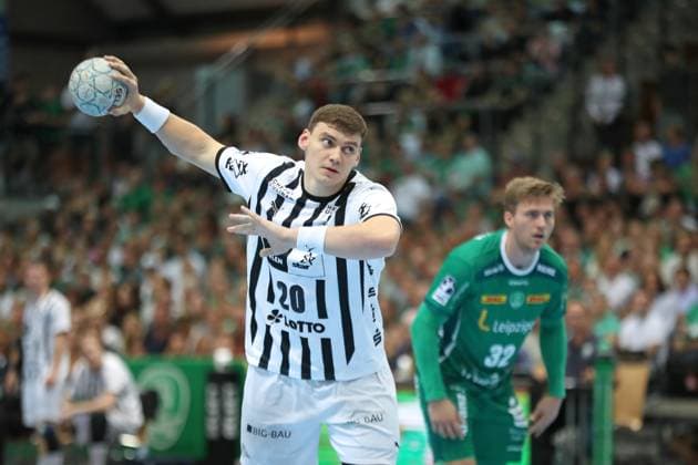 Handball DAIKIN HBL: SC DHfK Leipzig vs. THW Kiel; 21.09.2025 Lukas Laube (20, THW Kiel) wirft einen Siebenmeter. Handball, DAIKIN HBL, 1. Bundesliga, Saison 2025 2026, 5. Spieltag: SC DHfK Leipzig vs. THW Kiel am 21.09.2025 in der Quarterback Immobilien Arena Leipzig. Copyright: xBEAUTIFULxSPORTS JanxKaeferx