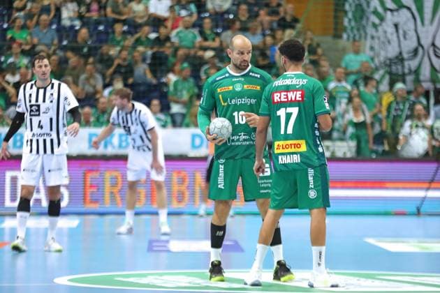 Handball DAIKIN HBL: SC DHfK Leipzig vs. THW Kiel; 21.09.2025 Thomas Oehlrich (10, SC DHfK Leipzig) greift erstmals ins Geschehen ein. Handball, DAIKIN HBL, 1. Bundesliga, Saison 2025 2026, 5. Spieltag: SC DHfK Leipzig vs. THW Kiel am 21.09.2025 in der Quarterback Immobilien Arena Leipzig. Copyright: xBEAUTIFULxSPORTS JanxKaeferx