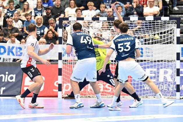 DAIKIN 1.Handball - Bundesliga - 25 26 - 5. Spieltag: Bergischer HC - SG Flensburg-Handewitt am 21.09.2025 in der Mitsubishi Electric Halle in Düsseldorf Sören Steinhaus ( 53 Bergischer HC) scheitert an Torhüter Kevin Moller ( 20 SG Flensburg-Handewitt)