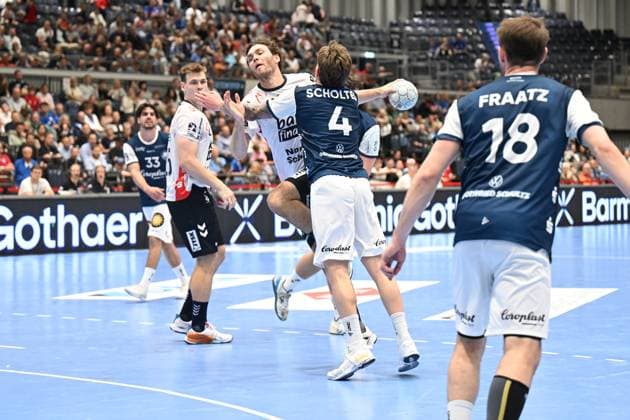 DAIKIN 1.Handball - Bundesliga - 25 26 - 5. Spieltag: Bergischer HC - SG Flensburg-Handewitt am 21.09.2025 in der Mitsubishi Electric Halle in Düsseldorf Elias Scholtes ( 4 Bergischer HC) gegen Niclas Kirkelokke ( 5 SG Flensburg-Handewitt)