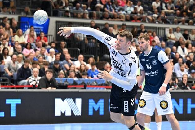 DAIKIN 1.Handball - Bundesliga - 25 26 - 5. Spieltag: Bergischer HC - SG Flensburg-Handewitt am 21.09.2025 in der Mitsubishi Electric Halle in Düsseldorf Emil Jakobsen ( 31 SG Flensburg-Handewitt) verwandelt einen Siebenmeter