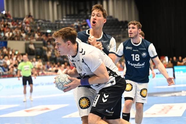 DAIKIN 1.Handball - Bundesliga - 25 26 - 5. Spieltag: Bergischer HC - SG Flensburg-Handewitt am 21.09.2025 in der Mitsubishi Electric Halle in Düsseldorf Lukas Jorgensen ( 25 SG Flensburg-Handewitt) setzt sich gegen Lars Kooij ( 15 Bergischer HC) durch