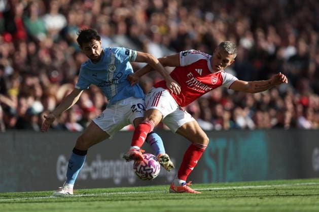 Arsenal v Manchester City 21 September 2025, London - Premier League Football - Arsenal v Manchester City - Bernardo Silva of Manchester City and Leandro Trossard of Arsenal - Photo: Charlotte Wilson Offside. London UK Copyright: xCharlottexWilsonx xOffsidexOffside