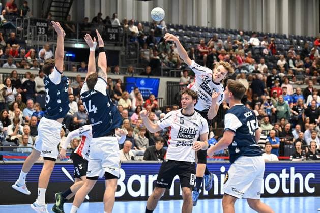 DAIKIN 1.Handball - Bundesliga - 25 26 - 5. Spieltag: Bergischer HC - SG Flensburg-Handewitt am 21.09.2025 in der Mitsubishi Electric Halle in Düsseldorf Sprungwurf von Thilo Knutzen ( 34 SG Flensburg-Handewitt)