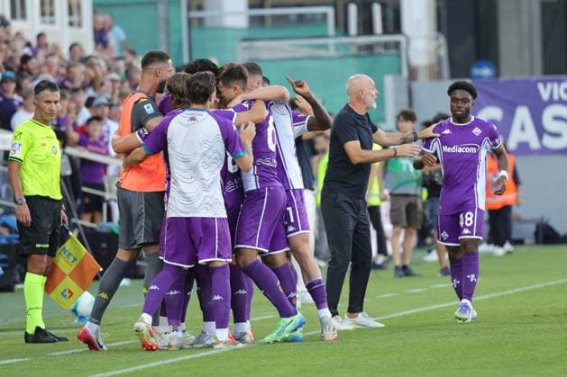 ACF Fiorentina v Como 1907 - Campionato Serie A Rolando Mandragora of ACF Fiorentina celebrates after scoring his team s goal during the Italian Serie A football match between ACF Fiorentina and Como 1907,on September 21 ,2025 at the Artemio Franchi stadium in Florence. Firenze FI Italy  Copyright: xAndreaxMartinix originalFilename:martini-acffiore250921_np7b4.jpg