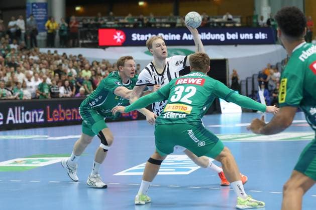21.09.2025, xtgx, Handball - Daikin HBL, SC DHfK Leipzig - THW Kiel emspor, v.l. Adam Lonn (Lönn, Leipzig, 15), Eric Johansson (Kiel, 21) Zweikampf, Duell, Kampf, tackle Leipzig