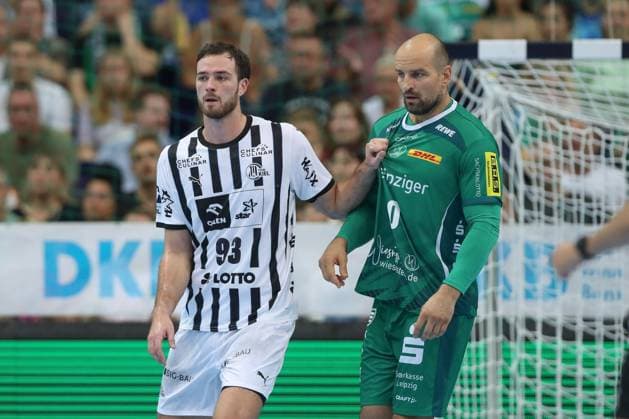 21.09.2025, xtgx, Handball - Daikin HBL, SC DHfK Leipzig - THW Kiel emspor, v.l. Veron Nacinovic (Kiel, 93), Thomas Oehlrich (Leipzig, 10) Zweikampf, Duell, Kampf, tackle Leipzig