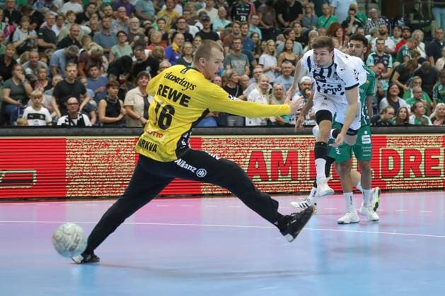 21.09.2025, xtgx, Handball - Daikin HBL, SC DHfK Leipzig - THW Kiel emspor, v.l. Lukas Zerbe (Kiel, 24) wirft Tor, Torschuetze, erzielt Tor, Treffer, scores the goal Leipzig