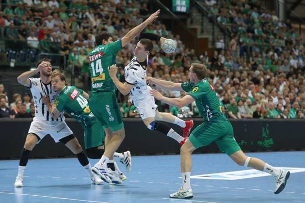21.09.2025, xtgx, Handball - Daikin HBL, SC DHfK Leipzig - THW Kiel emspor, v.l. Marko Mamic (Leipzig, 14), Elias Ellefsen a Skipagotu (Kiel, 71), Adam Lonn (Lönn, Leipzig, 15) Zweikampf, Duell, Kampf, tackle Leipzig
