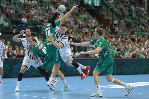 21.09.2025, xtgx, Handball - Daikin HBL, SC DHfK Leipzig - THW Kiel emspor, v.l. Marko Mamic (Leipzig, 14), Elias Ellefsen a Skipagotu (Kiel, 71), Adam Lonn (Lönn, Leipzig, 15) Zweikampf, Duell, Kampf, tackle Leipzig