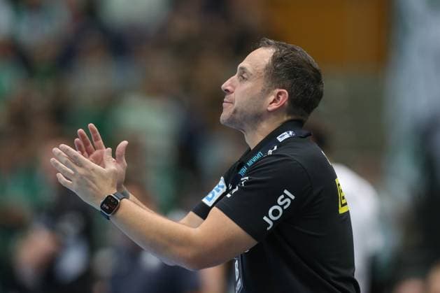 21.09.2025, xtgx, Handball - Daikin HBL, SC DHfK Leipzig - THW Kiel emspor, v.l. Raul Alonso (Leipzig, Trainer) gibt Anweisungen, gestikuliert mit den Armen, gesticulate, gives instructions Leipzig