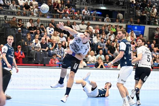 DAIKIN 1.Handball - Bundesliga - 25 26 - 5. Spieltag: Bergischer HC - SG Flensburg-Handewitt am 21.09.2025 in der Mitsubishi Electric Halle in Düsseldorf Lukas Jorgensen ( 25 SG Flensburg-Handewitt) setzt sich durch