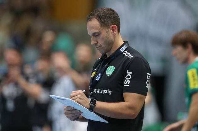 21.09.2025, xtgx, Handball - Daikin HBL, SC DHfK Leipzig - THW Kiel emspor, v.l. Raul Alonso (Leipzig, Trainer) macht sich Notizen Leipzig