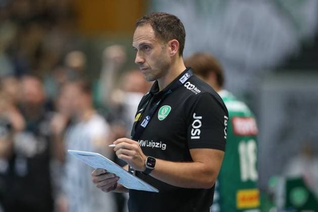 21.09.2025, xtgx, Handball - Daikin HBL, SC DHfK Leipzig - THW Kiel emspor, v.l. Raul Alonso (Leipzig, Trainer) macht sich Notizen Leipzig