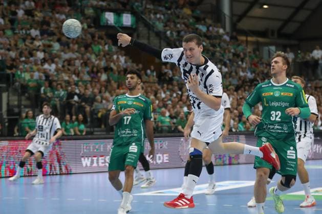 21.09.2025, xtgx, Handball - Daikin HBL, SC DHfK Leipzig - THW Kiel emspor, v.l. Elias Ellefsen a Skipagotu (Kiel, 71) wirft Tor, Torschuetze, erzielt Tor, Treffer, scores the goal Leipzig