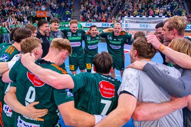 Renars Uscins (TSV Hannover-Burgdorf, Nr. 10) Johannes Thiel (TSV Hannover-Burgdorf, Nr. 46)Lukas Stutzke (TSV Hannover-Burgdorf, Nr. 39) Marius Steinhauser (TSV Hannover-Burgdorf, Nr. 19) Justus Fischer (TSV Hannover-Burgdorf, Nr. 54) (v.l.), TSV Hannover-Burgdorf (grün) gegen Rhein-Neckar Löwen (gelb) am 5. Spieltag der Saison 2025 2026 in der DAIKIN Handball-Bundesliga (21.09.2025, ZAG Arena (Hannover, GER), Copyright: xJanxGuentherx xTSVxHannover-Burgdorfx