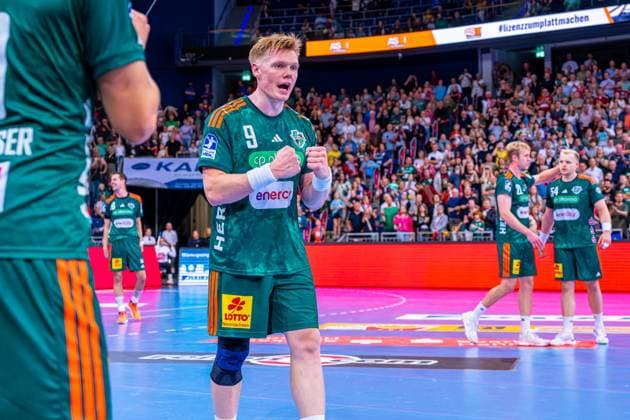 Vilhelm Poulsen (TSV Hannover-Burgdorf, Nr. 9) (v.l.), TSV Hannover-Burgdorf (grün) gegen Rhein-Neckar Löwen (gelb) am 5. Spieltag der Saison 2025 2026 in der DAIKIN Handball-Bundesliga (21.09.2025, ZAG Arena (Hannover, GER), Copyright: xJanxGuentherx xTSVxHannover-Burgdorfx