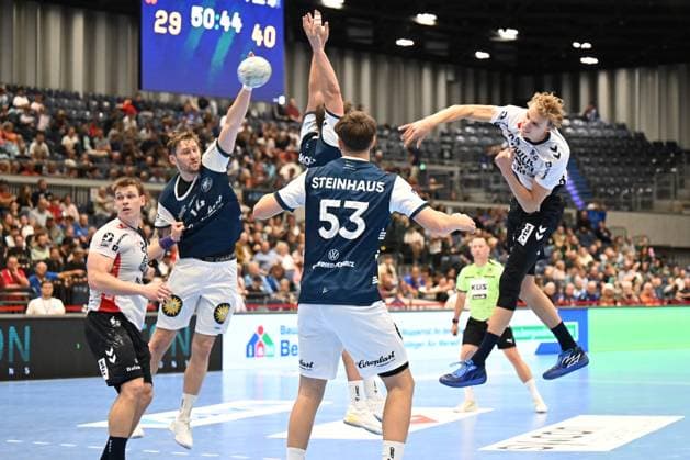 DAIKIN 1.Handball - Bundesliga - 25 26 - 5. Spieltag: Bergischer HC - SG Flensburg-Handewitt am 21.09.2025 in der Mitsubishi Electric Halle in Düsseldorf Sprungwurf von Thilo Knutzen ( 34 SG Flensburg-Handewitt)