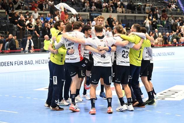 DAIKIN 1.Handball - Bundesliga - 25 26 - 5. Spieltag: Bergischer HC - SG Flensburg-Handewitt am 21.09.2025 in der Mitsubishi Electric Halle in Düsseldorf Flensburgs Spieler freuen sich über den Sieg
