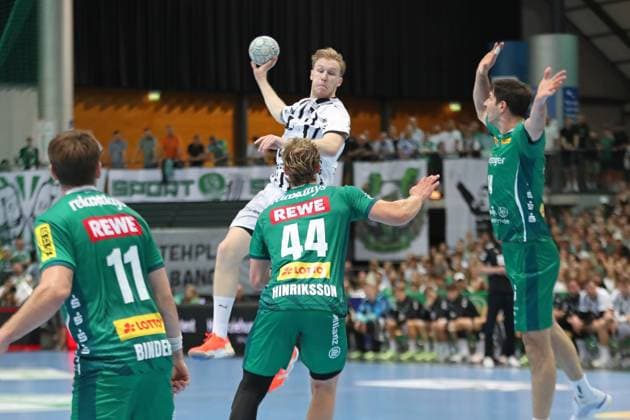 Handball DAIKIN HBL: SC DHfK Leipzig vs. THW Kiel; 21.09.2025 Eric Johansson (21, THW Kiel) in der Luft. Handball, DAIKIN HBL, 1. Bundesliga, Saison 2025 2026, 5. Spieltag: SC DHfK Leipzig vs. THW Kiel am 21.09.2025 in der Quarterback Immobilien Arena Leipzig. Copyright: xBEAUTIFULxSPORTS JanxKaeferx