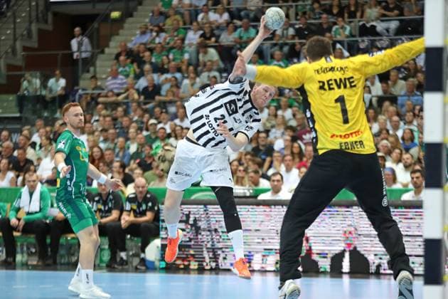 Handball DAIKIN HBL: SC DHfK Leipzig vs. THW Kiel; 21.09.2025 Eric Johansson (21, THW Kiel) wirft gegen Torwart Domenico Ebner (1, SC DHfK Leipzig). Handball, DAIKIN HBL, 1. Bundesliga, Saison 2025 2026, 5. Spieltag: SC DHfK Leipzig vs. THW Kiel am 21.09.2025 in der Quarterback Immobilien Arena Leipzig. Copyright: xBEAUTIFULxSPORTS JanxKaeferx