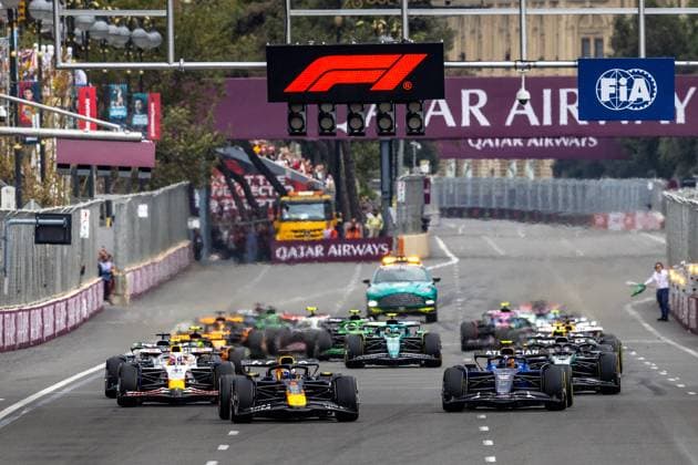 Formel 1 GP Baku Azerbaijan. Sonntag, 21.09.2025 Rennstart Max Verstappen 1, Oracle Red Bull Racing und Carlos Sainz 55, Williams Racing und Liam Lawson 30, Visa Cash App RB Formula One Team; Formel 1 GP Baku Azerbaijan. Sonntag, 21.09.2025 Copyright: xBEAUTIFULxSPORTS Erlhofx