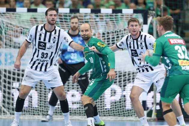 21.09.2025, xtgx, Handball - Daikin HBL, SC DHfK Leipzig - THW Kiel emspor, v.l. Veron Nacinovic (Kiel, 93), Thomas Oehlrich (Leipzig, 10), Magnus Landin Jacobsen (Kiel, 7) Zweikampf, Duell, Kampf, tackle Leipzig