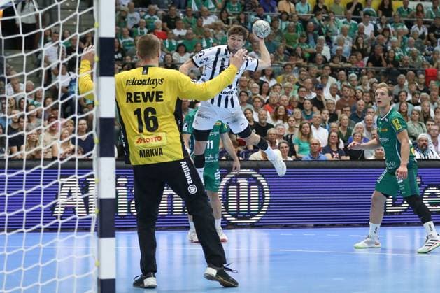 21.09.2025, xtgx, Handball - Daikin HBL, SC DHfK Leipzig - THW Kiel emspor, v.l. lukas Zerbe (Kiel, 24) wirft Tor, Torschuetze, erzielt Tor, Treffer, scores the goal Leipzig