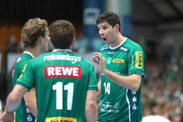 Handball DAIKIN HBL: SC DHfK Leipzig vs. THW Kiel; 21.09.2025 Marko Mamic (14, SC DHfK Leipzig) mit Anweisungen für die Mitspieler. Handball, DAIKIN HBL, 1. Bundesliga, Saison 2025 2026, 5. Spieltag: SC DHfK Leipzig vs. THW Kiel am 21.09.2025 in der Quarterback Immobilien Arena Leipzig. Copyright: xBEAUTIFULxSPORTS JanxKaeferx