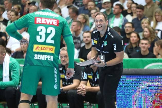 Handball DAIKIN HBL: SC DHfK Leipzig vs. THW Kiel; 21.09.2025 Cheftrainer Raul Alonso (SC DHfK Leipzig). Handball, DAIKIN HBL, 1. Bundesliga, Saison 2025 2026, 5. Spieltag: SC DHfK Leipzig vs. THW Kiel am 21.09.2025 in der Quarterback Immobilien Arena Leipzig. Copyright: xBEAUTIFULxSPORTS JanxKaeferx