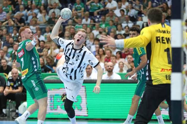 Handball DAIKIN HBL: SC DHfK Leipzig vs. THW Kiel; 21.09.2025 Eric Johansson (21, THW Kiel) wirft mit Schmerzen. Handball, DAIKIN HBL, 1. Bundesliga, Saison 2025 2026, 5. Spieltag: SC DHfK Leipzig vs. THW Kiel am 21.09.2025 in der Quarterback Immobilien Arena Leipzig. Copyright: xBEAUTIFULxSPORTS JanxKaeferx
