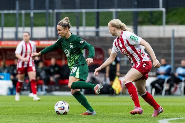 Google Pixel Frauen-Bundesliga, 1. FC Köln - VfL Wolfsburg; 21.09.2025 Zweikampf Svenja Huth (VfL Wolfsburg. 10), Anna Gerhardt (1. FC Köln, 21) Google Pixel Frauen-Bundesliga, 1. FC Köln - VfL Wolfsburg Köln, Franz-Kremer-Stadion am 21.09.2025 DFB REGULATIONS PROHIBIT ANY USE OF PHOTOGRAPHS AS IMAGE SEQUENCES AND OR QUASI-VIDEO. Copyright: xBEAUTIFULxSPORTS Wunderlx