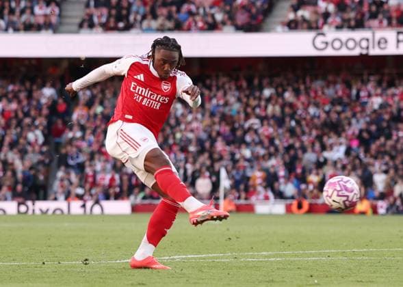 London, England, 21st September 2025. Eberechi Eze of Arsenal takes a shot during the Arsenal vs Manchester City Premier League match at the Emirates Stadium, London. Picture credit should read: David Klein Sportimage EDITORIAL USE ONLY. No use with unauthorised audio, video, data, fixture lists, club league logos or live services. Online in-match use limited to 120 images, no video emulation. No use in betting, games or single club league player publications. SPI_048_DK_Arsenal_Man_City SPI-4152-0050