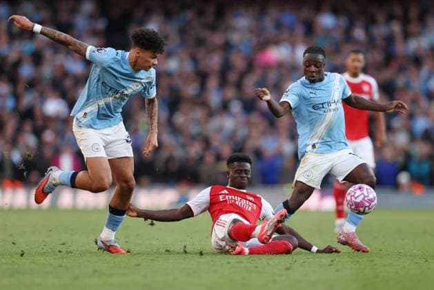 London, England, 21st September 2025. Nico O™Reilly of Manchester City tackles Bukayo Saka of Arsenal during the Arsenal vs Manchester City Premier League match at the Emirates Stadium, London. Picture credit should read: David Klein Sportimage EDITORIAL USE ONLY. No use with unauthorised audio, video, data, fixture lists, club league logos or live services. Online in-match use limited to 120 images, no video emulation. No use in betting, games or single club league player publications. SPI_052_DK_Arsenal_Man_City SPI-4152-0047