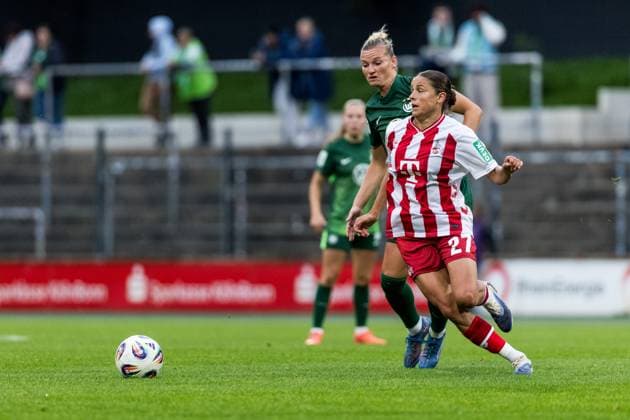 Google Pixel Frauen-Bundesliga, 1. FC Köln - VfL Wolfsburg; 21.09.2025 Zweikampf Alexandra Popp (VfL Wolfsburg, 11), Laura Feiersinger (1. FC Köln, 27) Google Pixel Frauen-Bundesliga, 1. FC Köln - VfL Wolfsburg Köln, Franz-Kremer-Stadion am 21.09.2025 DFB REGULATIONS PROHIBIT ANY USE OF PHOTOGRAPHS AS IMAGE SEQUENCES AND OR QUASI-VIDEO. Copyright: xBEAUTIFULxSPORTS Wunderlx