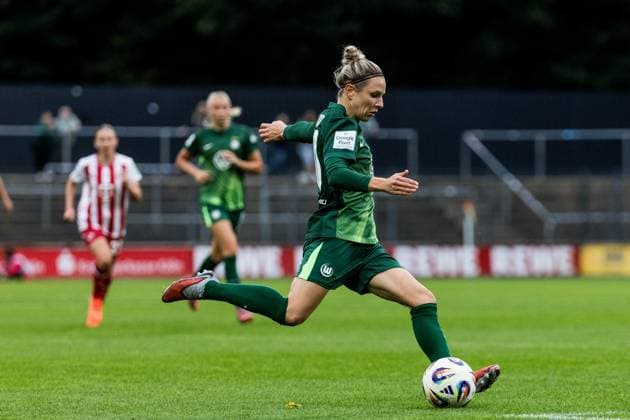 Google Pixel Frauen-Bundesliga, 1. FC Köln - VfL Wolfsburg; 21.09.2025 Svenja Huth (VfL Wolfsburg. 10) schießt Google Pixel Frauen-Bundesliga, 1. FC Köln - VfL Wolfsburg Köln, Franz-Kremer-Stadion am 21.09.2025 DFB REGULATIONS PROHIBIT ANY USE OF PHOTOGRAPHS AS IMAGE SEQUENCES AND OR QUASI-VIDEO. Copyright: xBEAUTIFULxSPORTS Wunderlx