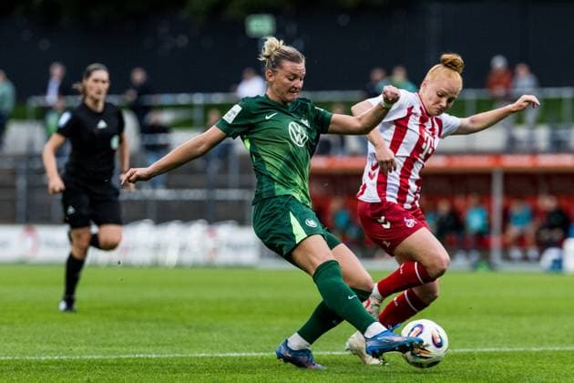Google Pixel Frauen-Bundesliga, 1. FC Köln - VfL Wolfsburg; 21.09.2025 Zweikampf Alexandra Popp (VfL Wolfsburg, 11), Laura Vogt (1. FC Köln, 8) Google Pixel Frauen-Bundesliga, 1. FC Köln - VfL Wolfsburg Köln, Franz-Kremer-Stadion am 21.09.2025 DFB REGULATIONS PROHIBIT ANY USE OF PHOTOGRAPHS AS IMAGE SEQUENCES AND OR QUASI-VIDEO. Copyright: xBEAUTIFULxSPORTS Wunderlx