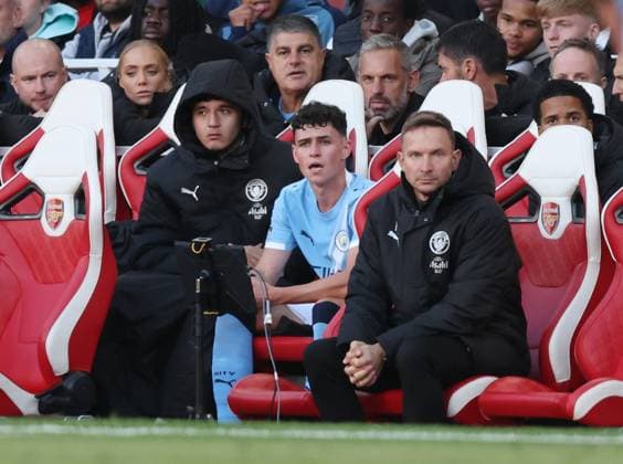 London, England, 21st September 2025. An exhausted Phil Foden of Manchester City is substituted during the Arsenal vs Manchester City Premier League match at the Emirates Stadium, London. Picture credit should read: David Klein Sportimage EDITORIAL USE ONLY. No use with unauthorised audio, video, data, fixture lists, club league logos or live services. Online in-match use limited to 120 images, no video emulation. No use in betting, games or single club league player publications. SPI_054_DK_Arsenal_Man_City SPI-4152-0055