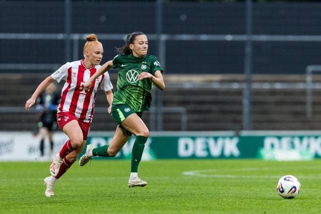 Google Pixel Frauen-Bundesliga, 1. FC Köln - VfL Wolfsburg; 21.09.2025 Zweikampf Laura Vogt (1. FC Köln, 8), Joelle Wedemeyer (VfL Wolfsburg, 24) Google Pixel Frauen-Bundesliga, 1. FC Köln - VfL Wolfsburg Köln, Franz-Kremer-Stadion am 21.09.2025 DFB REGULATIONS PROHIBIT ANY USE OF PHOTOGRAPHS AS IMAGE SEQUENCES AND OR QUASI-VIDEO. Copyright: xBEAUTIFULxSPORTS Wunderlx