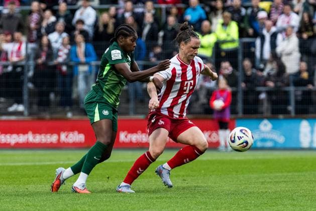 Google Pixel Frauen-Bundesliga, 1. FC Köln - VfL Wolfsburg; 21.09.2025 Zweikampf Lineth Beerensteyn (VfL Wolfsburg, 9), Marina Hegering (1. FC Köln, 33) Google Pixel Frauen-Bundesliga, 1. FC Köln - VfL Wolfsburg Köln, Franz-Kremer-Stadion am 21.09.2025 DFB REGULATIONS PROHIBIT ANY USE OF PHOTOGRAPHS AS IMAGE SEQUENCES AND OR QUASI-VIDEO. Copyright: xBEAUTIFULxSPORTS Wunderlx
