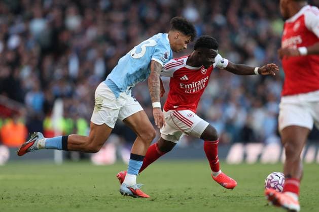 Arsenal v Manchester City 21 September 2025, London - Premier League Football - Arsenal v Manchester City - Nico O™Reilly of Manchester City holds back Bukayo Saka of Arsenal - Photo: Charlotte Wilson Offside. London UK Copyright: xCharlottexWilsonx xOffsidexOffside