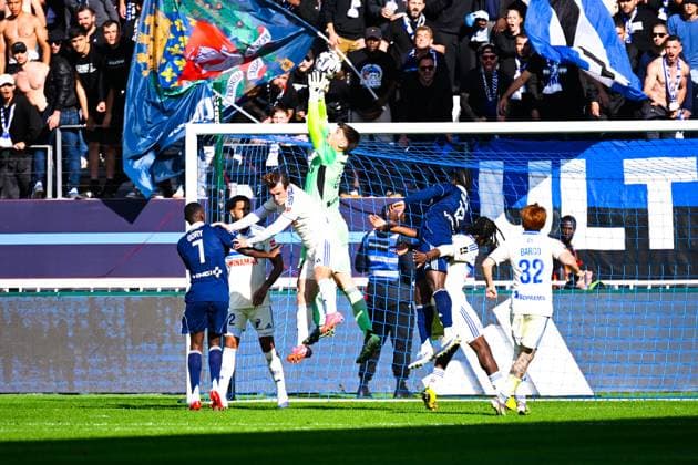 FOOTBALL : Paris FC vs Strasbourg - Ligue 1 - 21 09 2025 Mike Penders ( 39 - Strasbourg ) during the Ligue 1 match between Paris FC and RC Strasbourg Alsace at Stade Jean Bouin on September 21, 2025 in Paris, France. ( Photo by Federico Pestellini PsnewZ ) - ParisFrance  Copyright: xFedericoxPestellinix