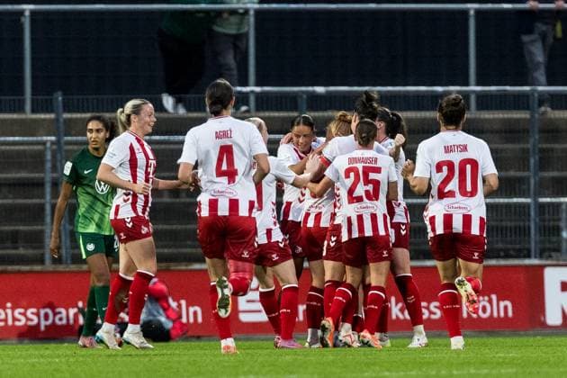 Google Pixel Frauen-Bundesliga, 1. FC Köln - VfL Wolfsburg; 21.09.2025 Jubel zum 1:0 durch Carlotta Imping (1. FC Köln, 14), Torjubel, Tor Google Pixel Frauen-Bundesliga, 1. FC Köln - VfL Wolfsburg Köln, Franz-Kremer-Stadion am 21.09.2025 DFB REGULATIONS PROHIBIT ANY USE OF PHOTOGRAPHS AS IMAGE SEQUENCES AND OR QUASI-VIDEO. Copyright: xBEAUTIFULxSPORTS Wunderlx