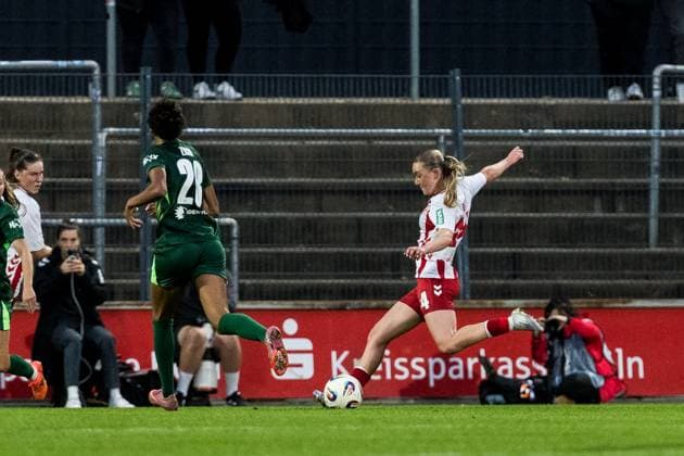 Google Pixel Frauen-Bundesliga, 1. FC Köln - VfL Wolfsburg; 21.09.2025 Carlotta Imping (1. FC Köln, 14) schießt das Tor zum 1:0, Torschuss Google Pixel Frauen-Bundesliga, 1. FC Köln - VfL Wolfsburg Köln, Franz-Kremer-Stadion am 21.09.2025 DFB REGULATIONS PROHIBIT ANY USE OF PHOTOGRAPHS AS IMAGE SEQUENCES AND OR QUASI-VIDEO. Copyright: xBEAUTIFULxSPORTS Wunderlx